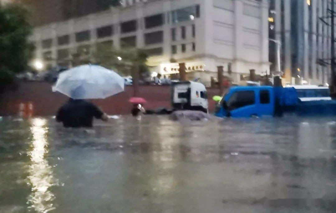 长沙突降暴雨实时报道