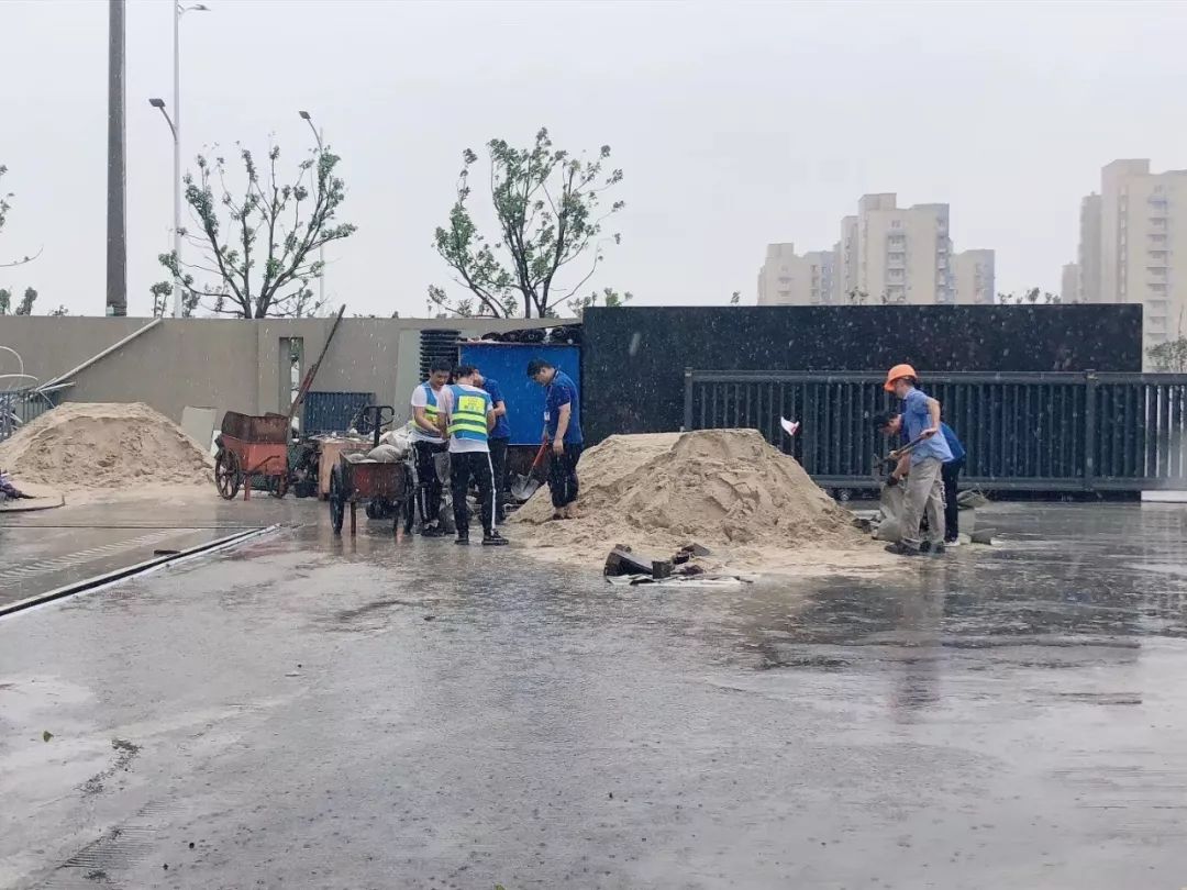 “台风最新动态，官方权威播报，风雨同舟，共守家园！”