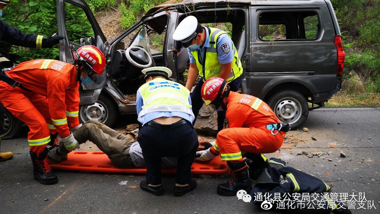 隆化最新快讯：惊心车祸现场直击，紧急救援正在进行中